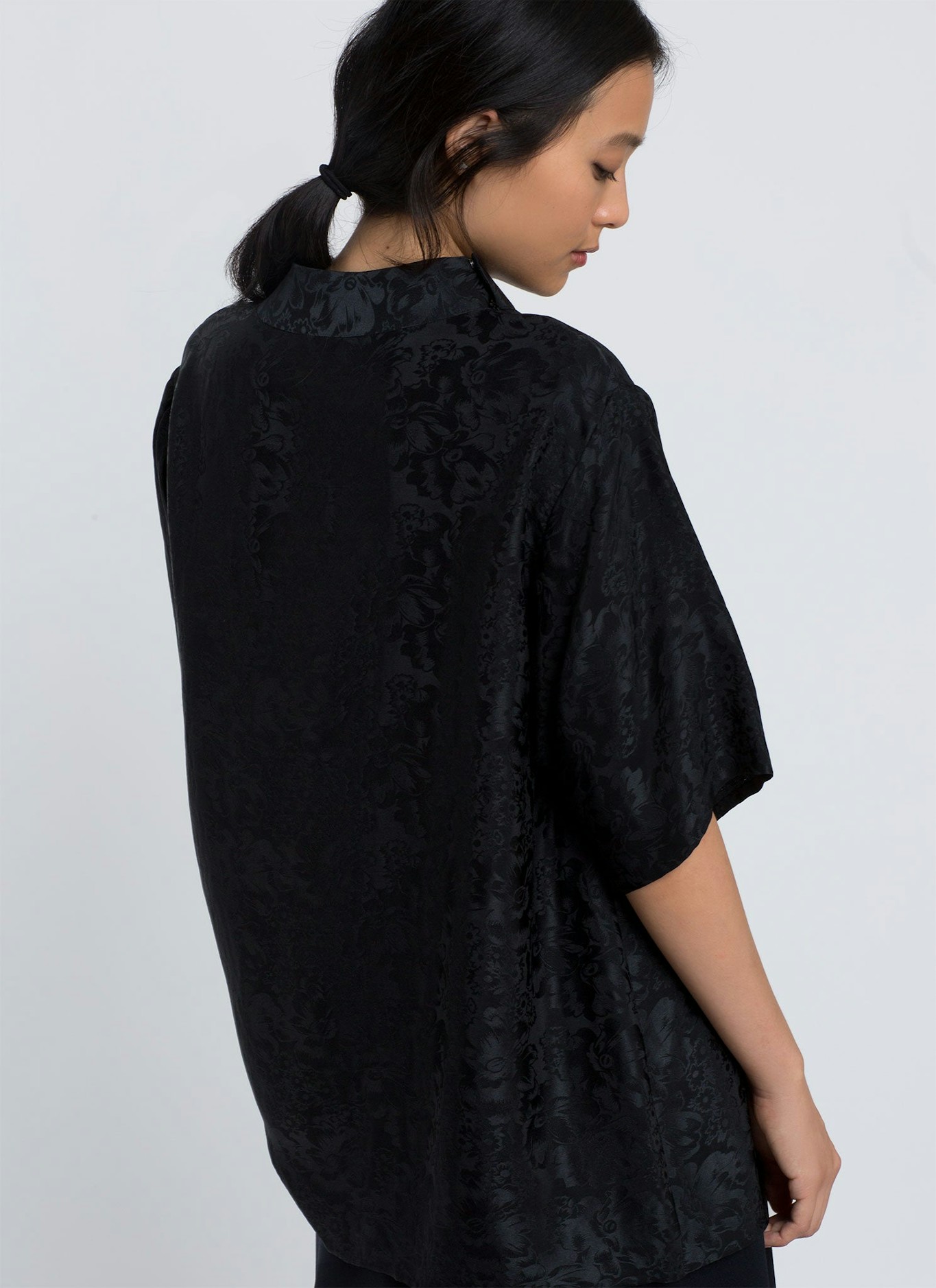 Kaarem Amber Short Sleeve Mockneck Silk Weave Top Black Floral